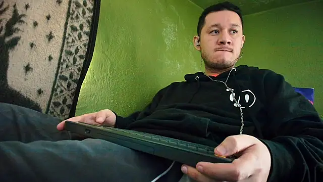 Snapshot of sweet_cock28 chatting on 01.14.25 sweet cock28 online show from 01.14.25