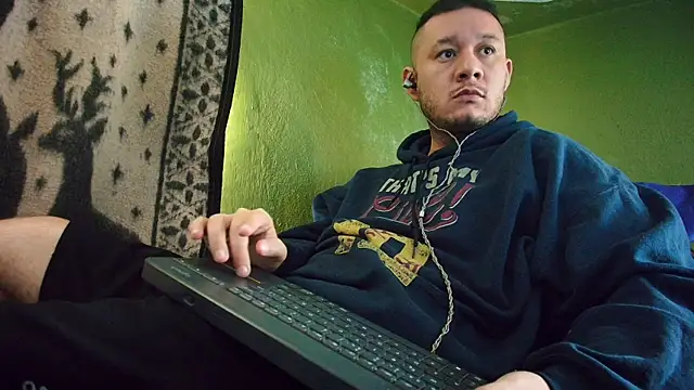 Snapshot of sweet_cock28 chatting on 01.17.25 sweet cock28 online show from 01.17.25