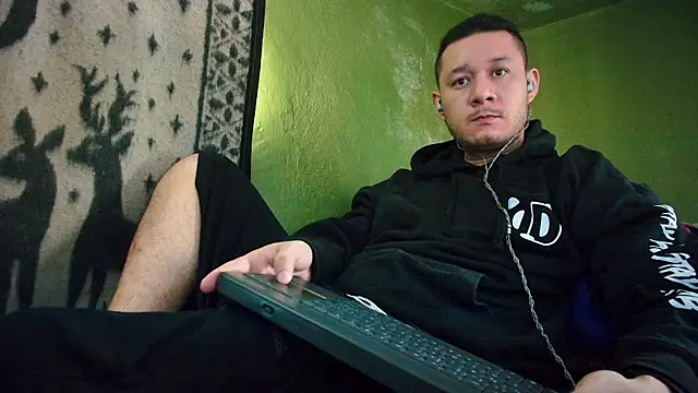 Snapshot of sweet_cock28 chatting on 01.27.25 sweet cock28 online show from 01.27.25