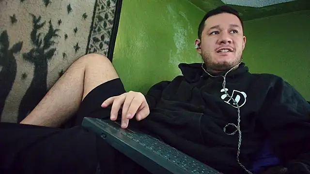 Snapshot of sweet_cock28 chatting on 03.04.25 sweet cock28 online show from 03.04.25