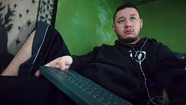 Snapshot of sweet_cock28 chatting on 03.15.25 sweet cock28 online show from 03.15.25