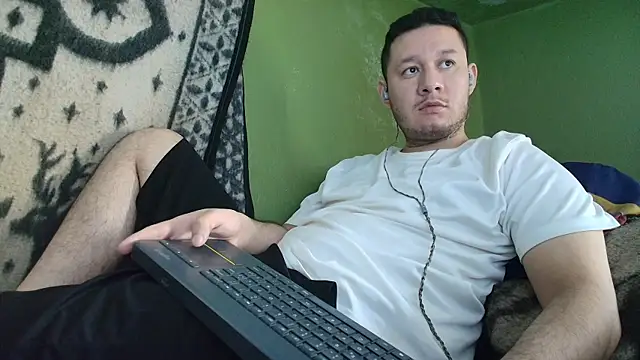 Snapshot of sweet_cock28 chatting on 09.24.25 sweet cock28 online show from 09.24.25