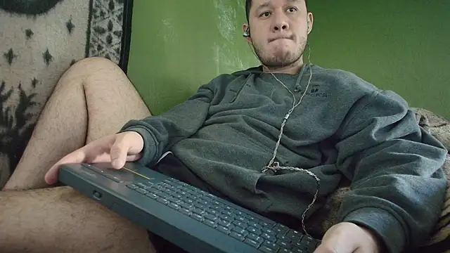 Snapshot of sweet_cock28 chatting on 10.25.25 sweet cock28 online show from 10.25.25