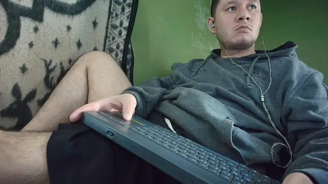 Snapshot of sweet_cock28 chatting on 10.27.25 sweet cock28 online show from 10.27.25