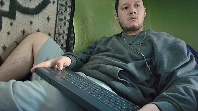 Snapshot of sweet_cock28 chatting on 10.31.25 sweet cock28 online show from 10.31.25