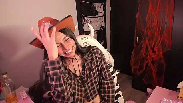 Snapshot of amber_yull chatting on 10.31.25 amber yull online show from 10.31.25