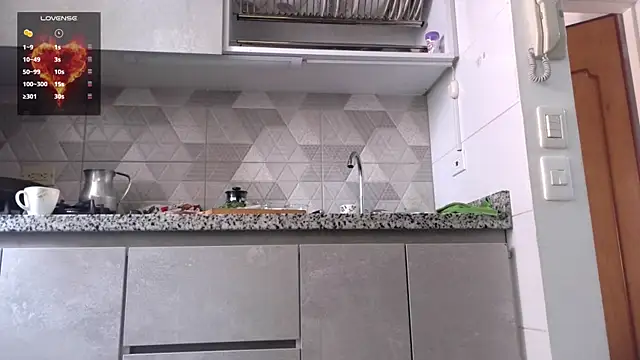 Snapshot of mini_kunis chatting on 12.06.24 mini kunis online show from 12.06.24