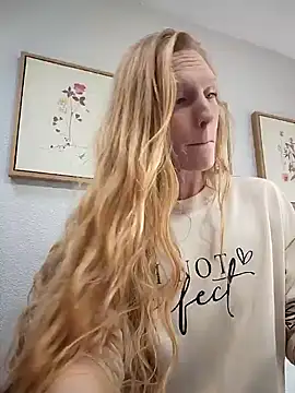 Snapshot of GoldenFlameGoddess chatting on 02.01.25 GoldenFlameGoddess online show from 02.01.25
