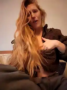 Snapshot of GoldenFlameGoddess chatting on 02.07.25 GoldenFlameGoddess online show from 02.07.25
