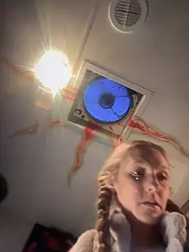 Snapshot of GoldenFlameGoddess chatting on 03.18.25 GoldenFlameGoddess online show from 03.18.25