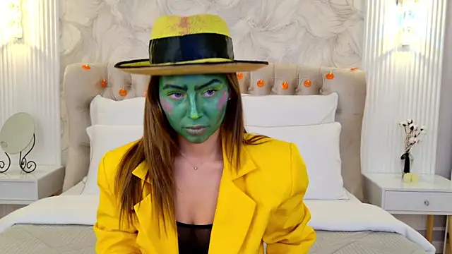 LilyRaisa online show from 10.31.25