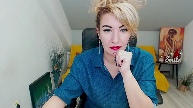 Snapshot of Cassandra_Hotty chatting on 02.04.25 Cassandra Hotty online show from 02.04.25