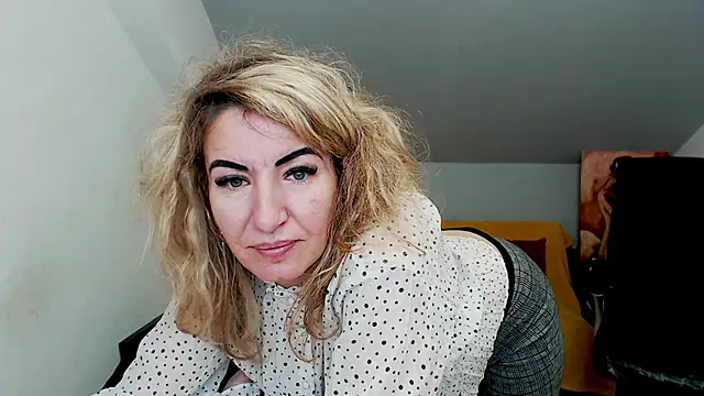 Snapshot of Cassandra_Hotty chatting on 02.24.25 Cassandra Hotty online show from 02.24.25