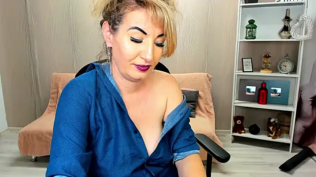 Snapshot of Cassandra_Hotty chatting on 03.11.25 Cassandra Hotty online show from 03.11.25