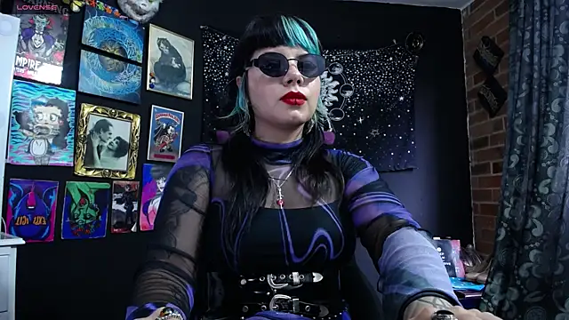 Yourmadame P online show from 03.18.25