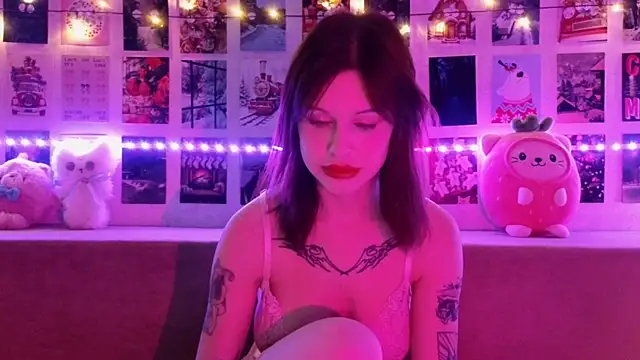 LisaDenvinn online show from 12.18.24