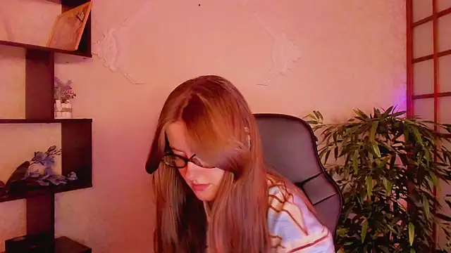 Snapshot of KateCuddle chatting on 03.12.25 KateCuddle online show from 03.12.25
