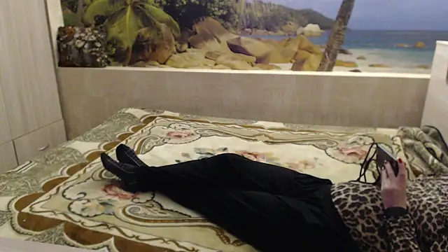 Snapshot of Aphelandra chatting on 03.18.25 Aphelandra online show from 03.18.25