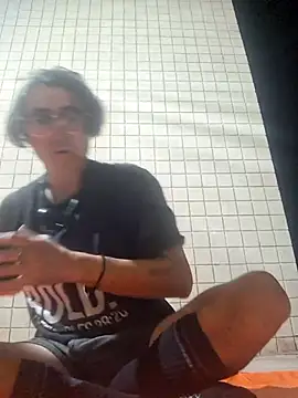 Snapshot of shaved chatting on 11.26.25 shaved online show from 11.26.25