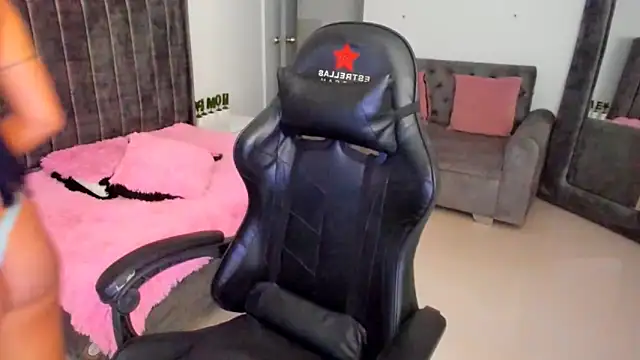 Snapshot of xiomara__cortes chatting on 09.18.25 xiomara  cortes online show from 09.18.25