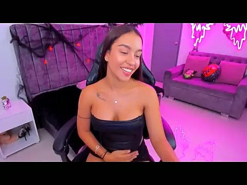 Snapshot of xiomara__cortes chatting on 10.27.25 xiomara  cortes online show from 10.27.25