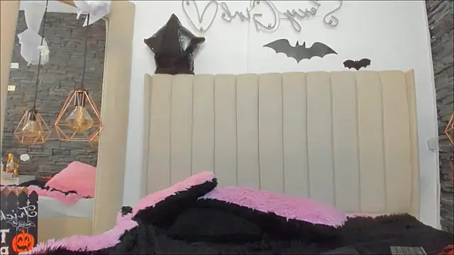 Snapshot of xiomara__cortes chatting on 10.30.25 xiomara  cortes online show from 10.30.25