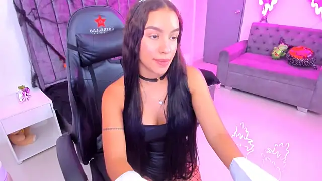 Snapshot of xiomara__cortes chatting on 10.30.25 xiomara  cortes online show from 10.30.25