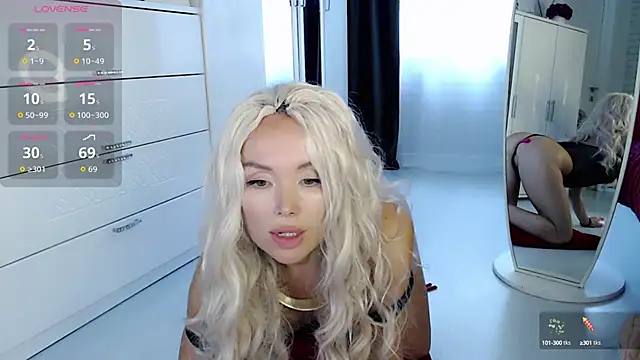 Snapshot of WhiteBunny chatting on 09.09.25 WhiteBunny online show from 09.09.25