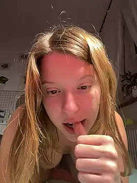 Snapshot of kimczii chatting on 03.17.25 kimczii online show from 03.17.25