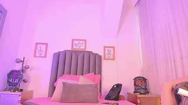 Snapshot of Vega___16 chatting on 10.31.25 Vega   16 online show from 10.31.25