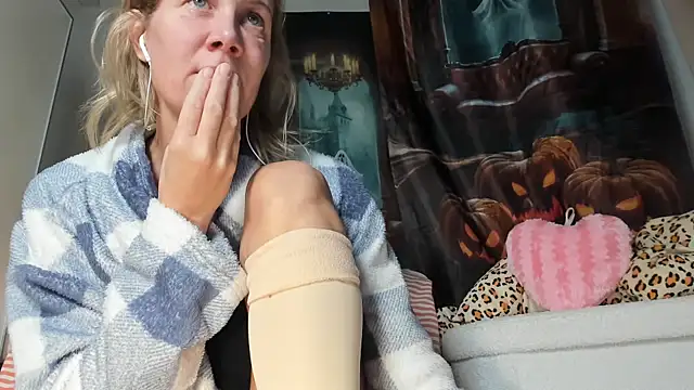 Snapshot of Lola_Belgium chatting on 10.31.25 Lola Belgium online show from 10.31.25