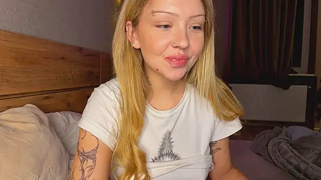 Snapshot of kiki_nikki chatting on 11.06.25 kiki nikki online show from 11.06.25