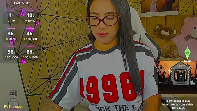 Snapshot of vane_lopez_ chatting on 10.28.25 vane lopez online show from 10.28.25