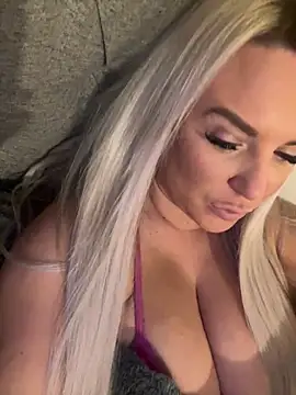 Snapshot of Bustyblondebabe32 chatting on 01.16.25 Bustyblondebabe32 online show from 01.16.25