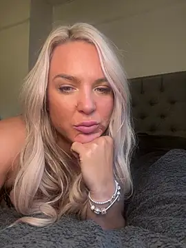 Snapshot of Bustyblondebabe32 chatting on 02.09.25 Bustyblondebabe32 online show from 02.09.25