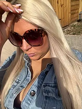 Snapshot of Bustyblondebabe32 chatting on 03.06.25 Bustyblondebabe32 online show from 03.06.25