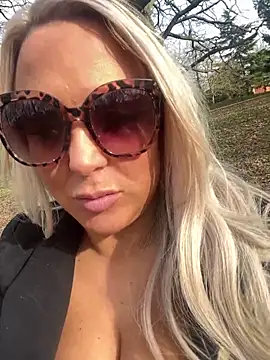 Snapshot of Bustyblondebabe32 chatting on 03.21.25 Bustyblondebabe32 online show from 03.21.25