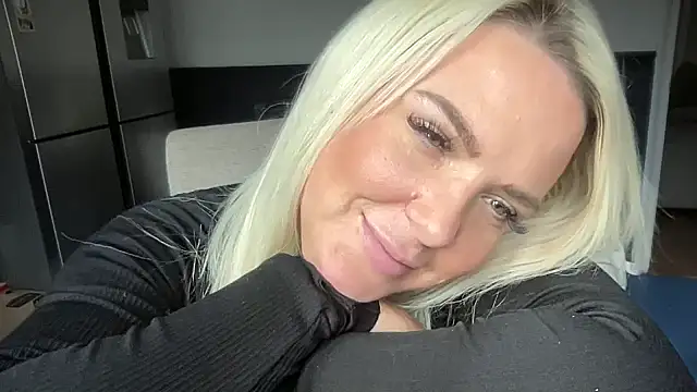 Snapshot of Bustyblondebabe32 chatting on 09.17.25 Bustyblondebabe32 online show from 09.17.25