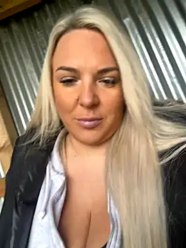 Snapshot of Bustyblondebabe32 chatting on 10.02.25 Bustyblondebabe32 online show from 10.02.25