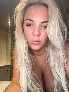 Snapshot of Bustyblondebabe32 chatting on 10.04.25 Bustyblondebabe32 online show from 10.04.25