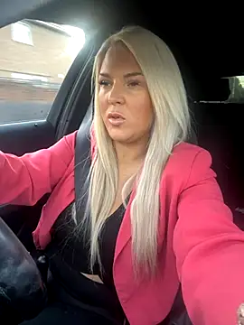 Snapshot of Bustyblondebabe32 chatting on 10.21.25 Bustyblondebabe32 online show from 10.21.25