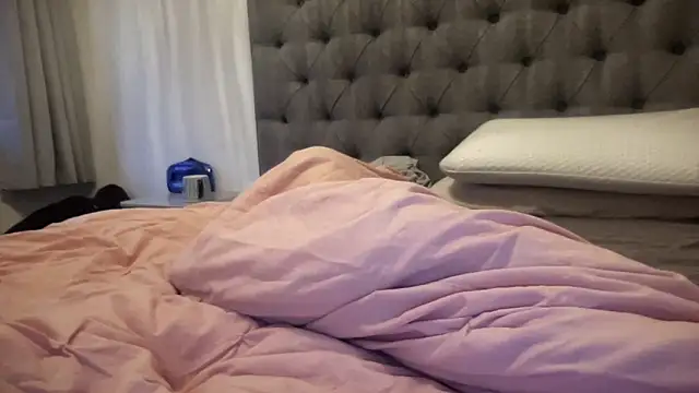 Snapshot of Bustyblondebabe32 chatting on 10.23.25 Bustyblondebabe32 online show from 10.23.25