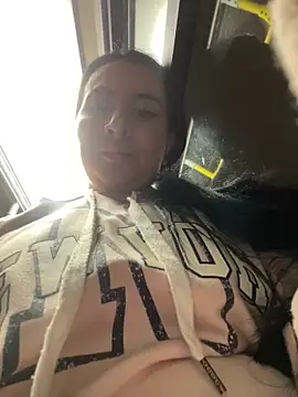 Abril Luv online show from 02.21.25
