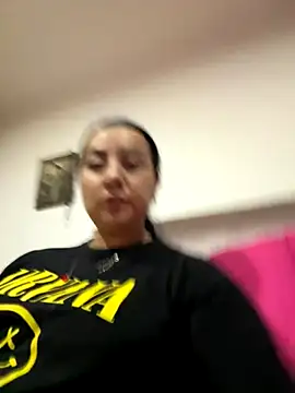 Abril Luv online show from 11.03.25