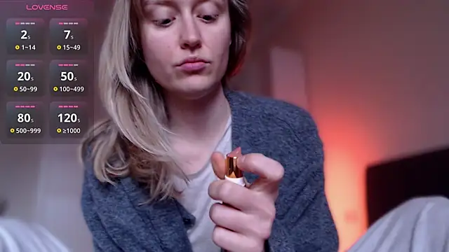 Snapshot of iilovetomatoes chatting on 12.18.25 iilovetomatoes online show from 12.18.25