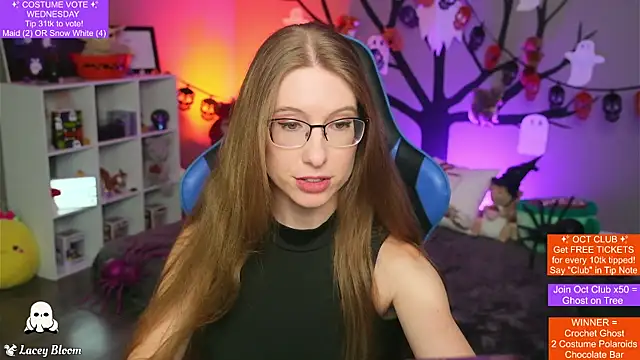 Snapshot of TheLaceyBloom chatting on 10.22.25 TheLaceyBloom online show from 10.22.25