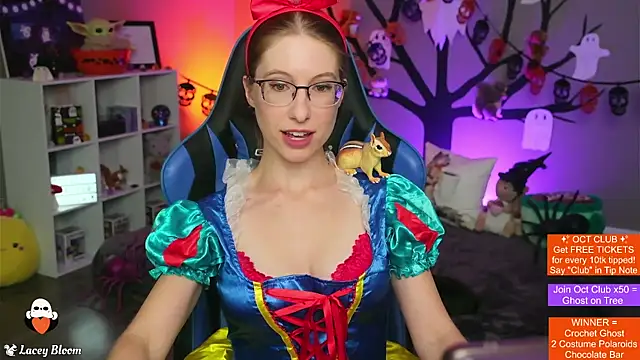 Snapshot of TheLaceyBloom chatting on 10.23.25 TheLaceyBloom online show from 10.23.25