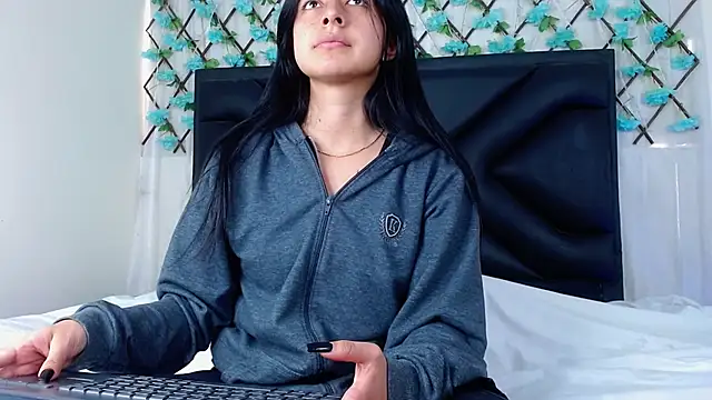 Snapshot of EmmaWilliamss chatting on 09.30.25 EmmaWilliamss online show from 09.30.25