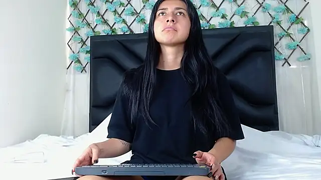 Snapshot of EmmaWilliamss chatting on 10.08.25 EmmaWilliamss online show from 10.08.25