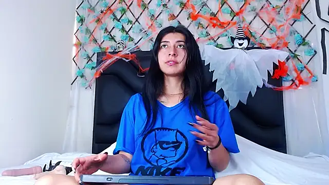 Snapshot of EmmaWilliamss chatting on 10.14.25 EmmaWilliamss online show from 10.14.25